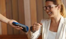 Kvinne betaler med digital betaling i klokken. bilde.