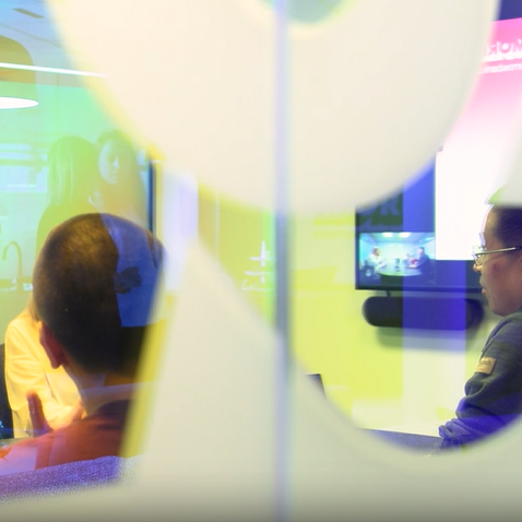 Anställda har möte på ett möterum i Morrow Bank. bild.