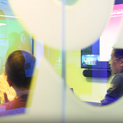 Anställda har möte på ett möterum i Morrow Bank. bild.