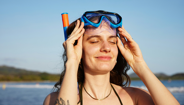 Dame med dykkemaske i solen. bilde.