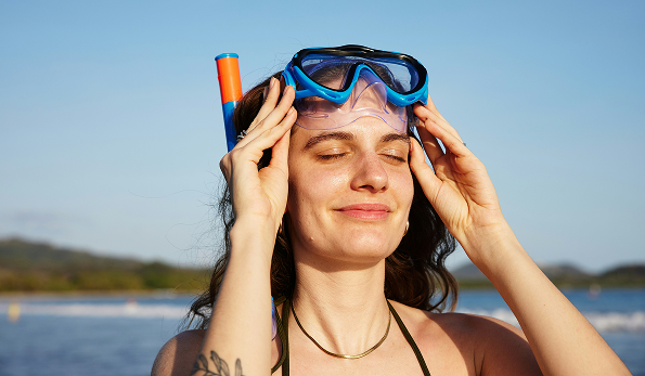 Dame med dykkemaske i solen. bilde.