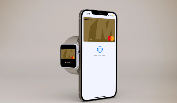 Mobil och klocka som visar Apple pay med Morrow Bank kreditkort