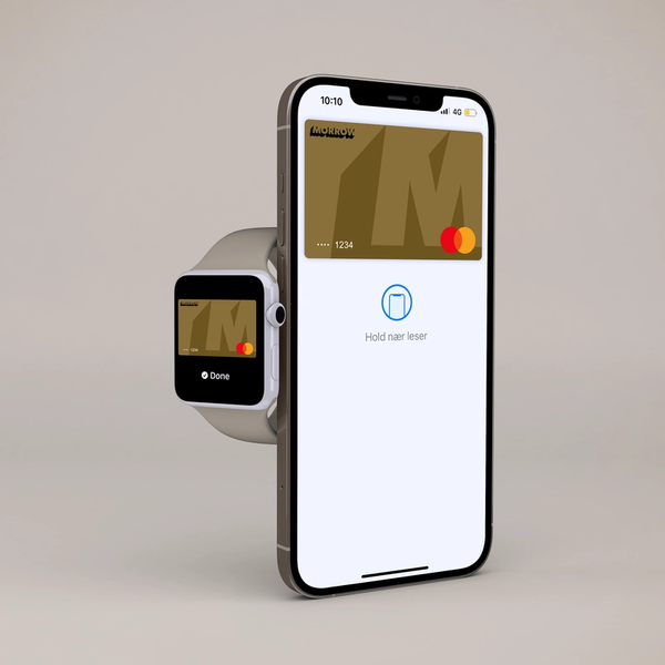 Mobil och klocka som visar Apple pay med Morrow Bank kreditkort