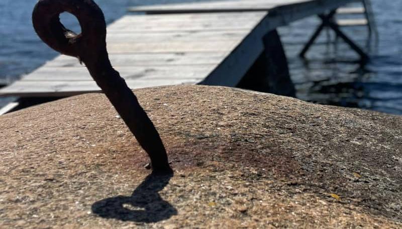 Järnpinne i sten vid brygga
