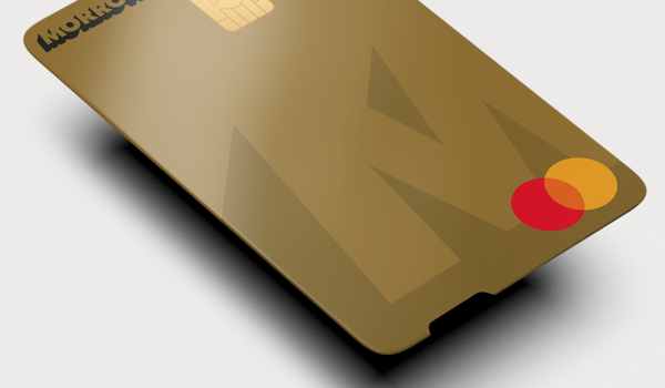 Morrow Bank kredittkort i gullfarge. bilde.