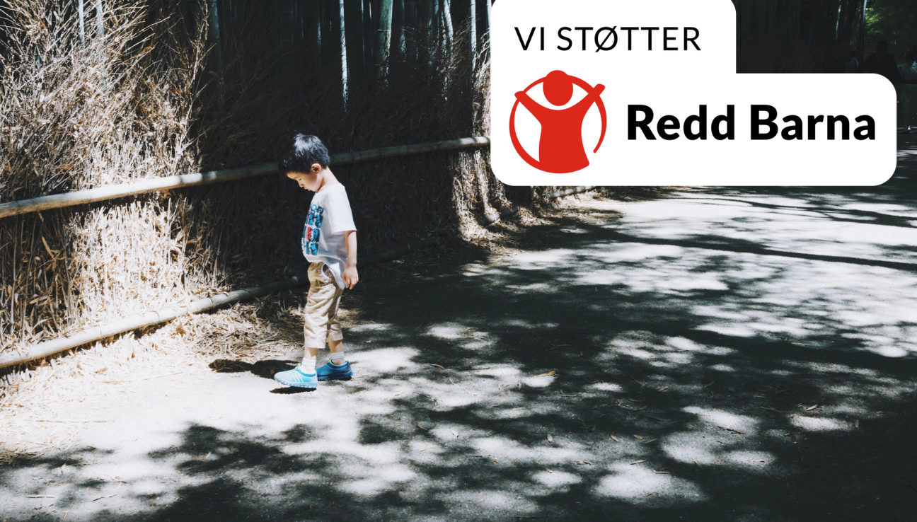 En pojk på vägen. Redd Barna logo som sier Vi stöttar Rädda barnen