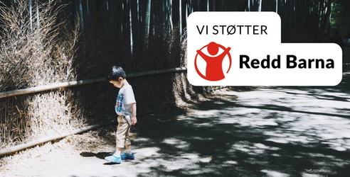 En pojk på vägen. Redd Barna logo som sier Vi stöttar Rädda barnen