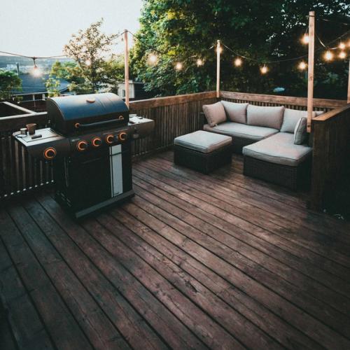 Uteplats med grill och stämningsfull belysning