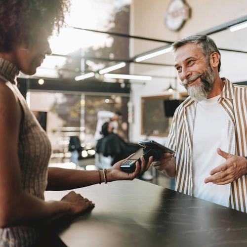 Man betaler med Morrow Bank kredittkort i mobilen sin. bilde.