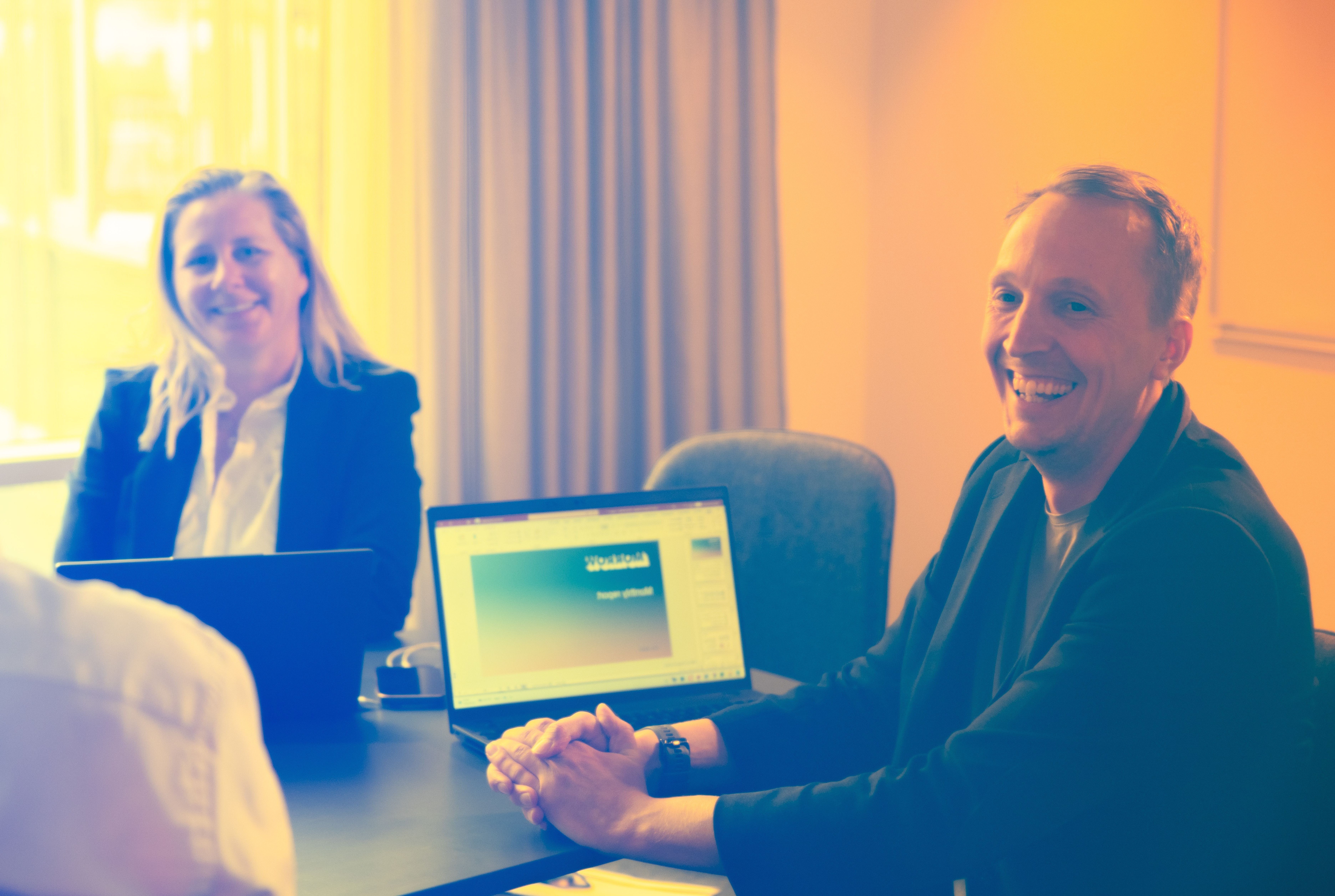 Morrow Bankin työntekijöitä kokoushuoneessa. Valokuva.