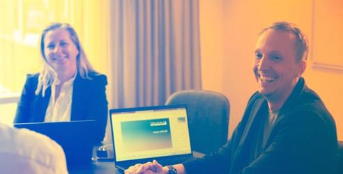 Morrow Bankin työntekijöitä kokoushuoneessa. Valokuva.