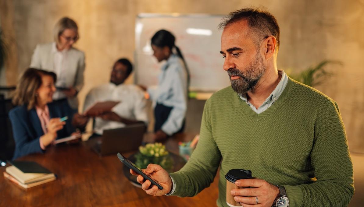 Man ser på mobilen för att kontrollera kreditvärdighet i samband med låneansökan. foto.