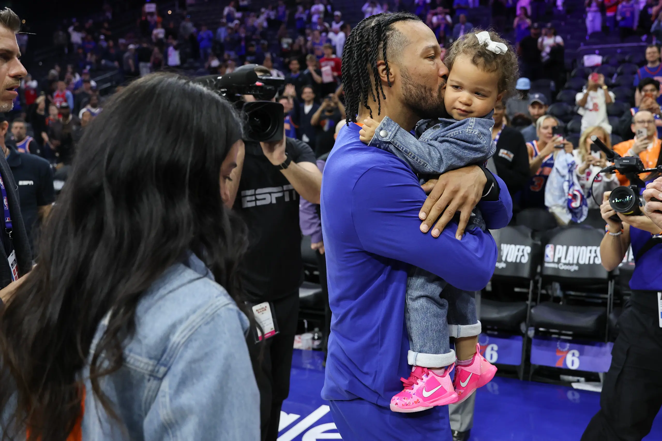 Jalen Brunson kisses his daughter, Jordyn. 