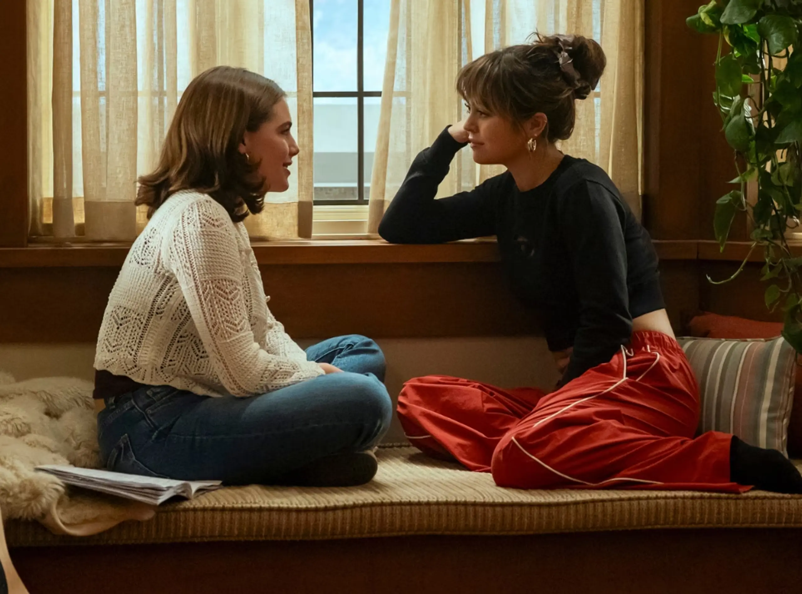 Hannah and Allie sit on the couch together.