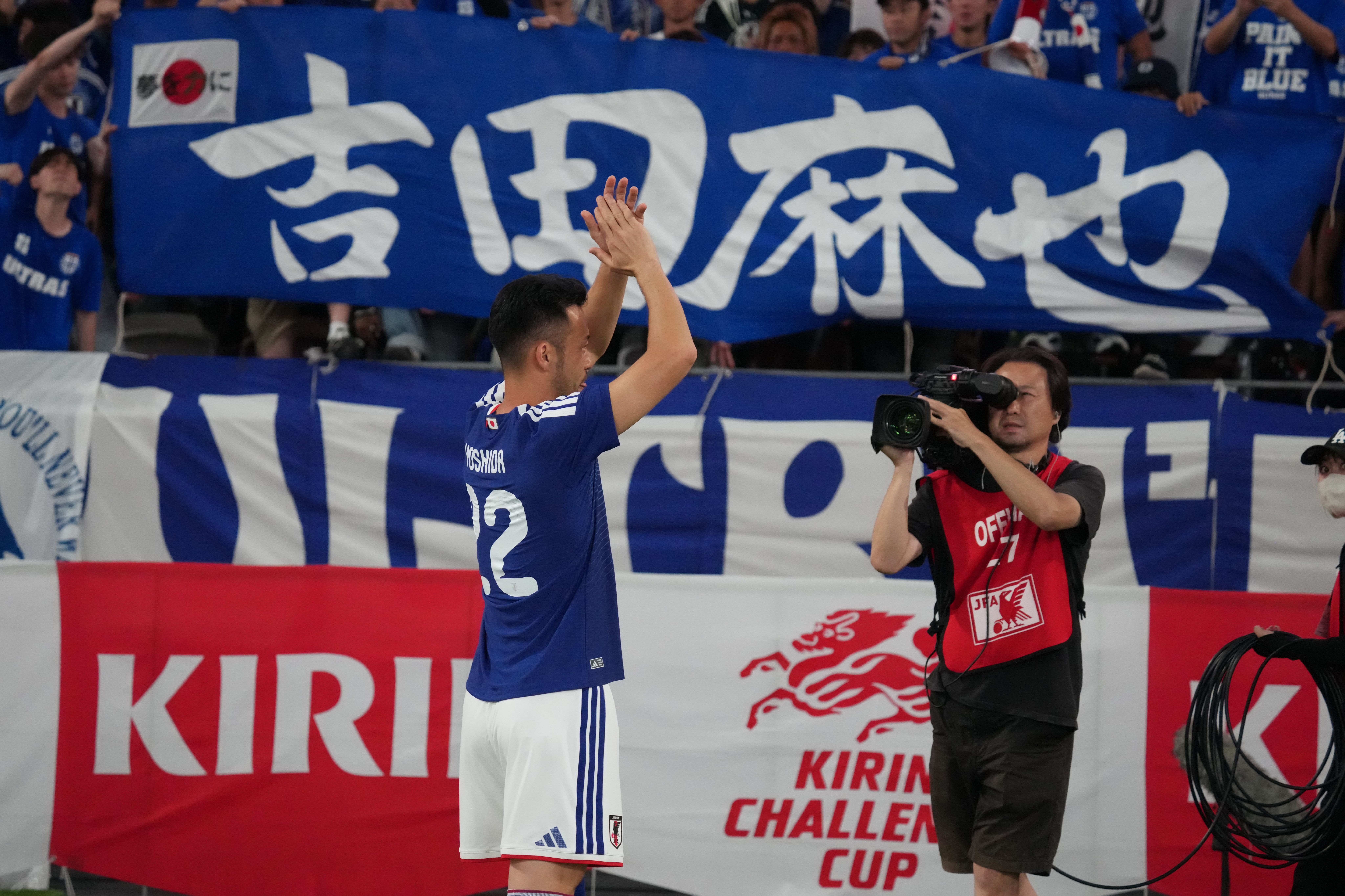 Maya Yoshida responds to cheering after the international friendly match between Japan and Iceland.