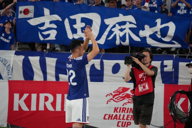 Maya Yoshida responds to cheering after the international friendly match between Japan and Iceland.