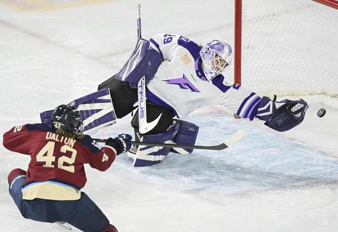The Montréal Victoire score on the Minnesota Frost.