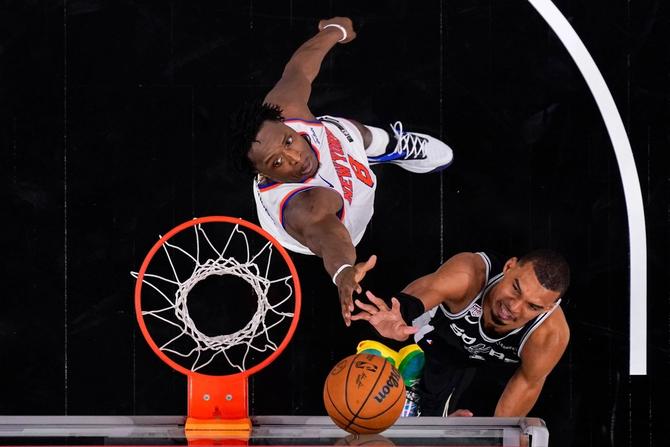 San Antonio Spur Victor Wembanyama shoots the ball over NY Knick OG Anunoby.