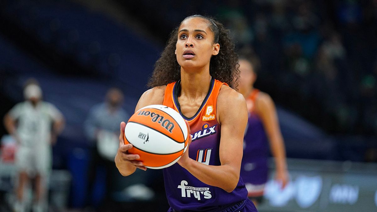 Blockbuster moves dominate first day of WNBA free agency