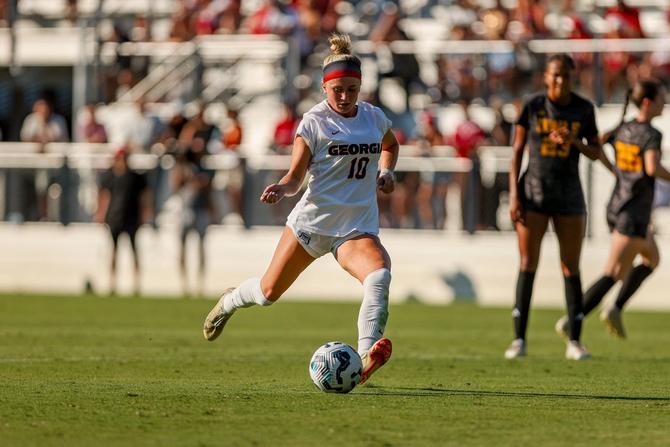 Georgia women’s soccer midfielder Summer Denigan lines up a shot.