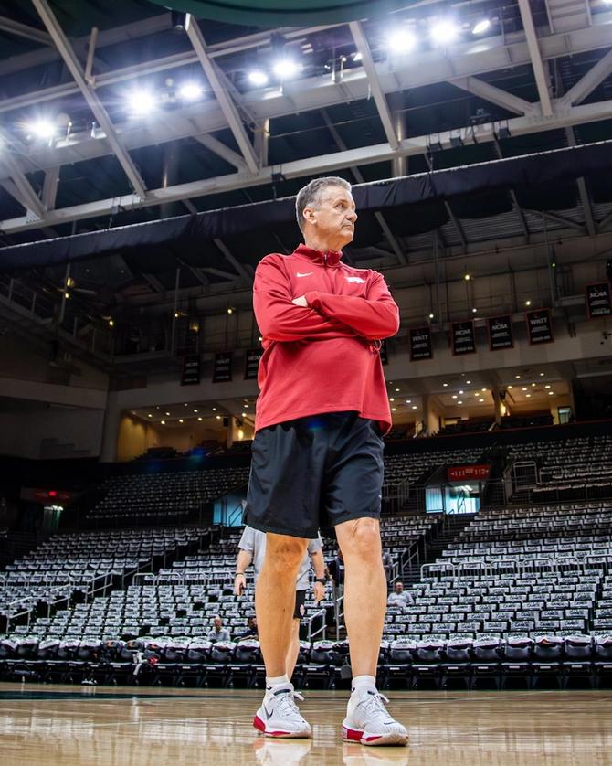 Arkansas head men’s basketball coach John Calipari looks on as his team practices.