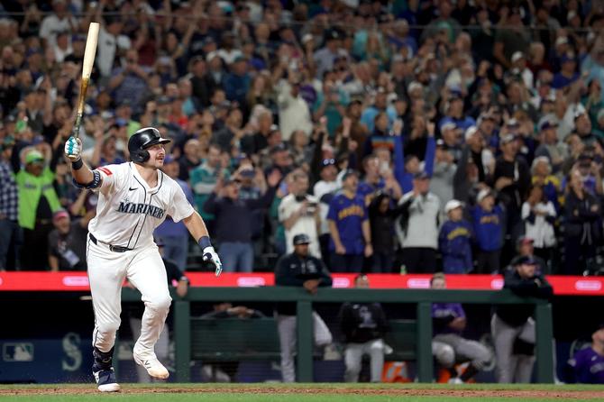 Cal Raleigh swinging a baseball bat