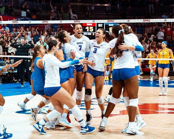 The SMU women’s volleyball team celebrates a big win over Pitt.