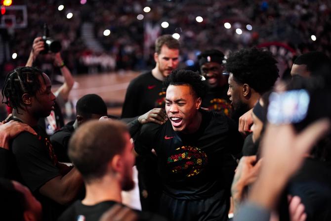Scottie Barnes takes part in the team huddle before playing the New York Knicks