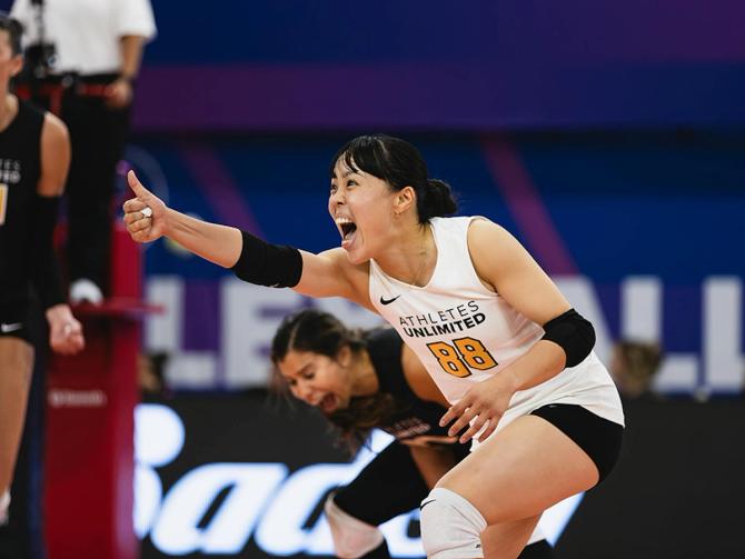 Libero Manami Kojima gives someone a thumbs up.