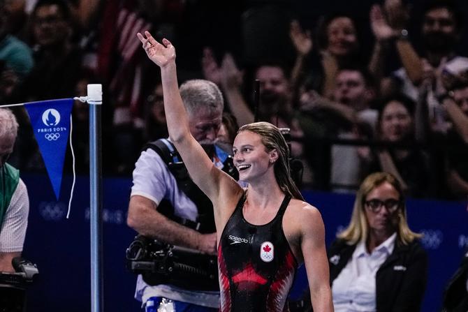 Canadian swimmer Summer McIntosh waves to the crowd after winning gold in the women’s 400m individual medley final.