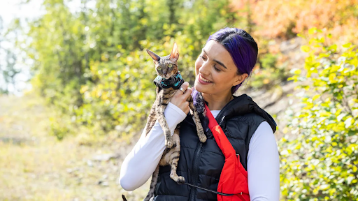 U.S. Paralympic snowboarder and Nulo brand ambassador Brenna Huckaby poses with her cat.
