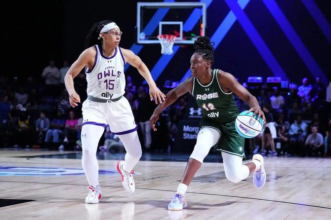 Chelsea Gray dribbles the basketball.