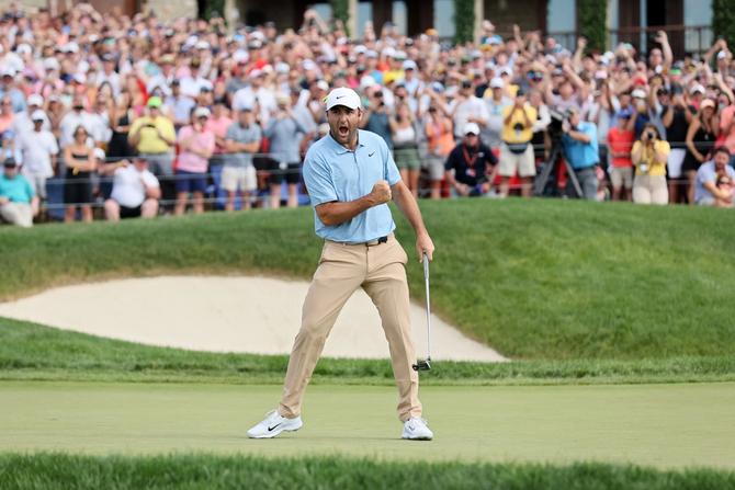 Scottie Scheffler of the United States celebrates after making par on the 18th green to win the Memorial Tournament presented by Workday at Muirfield Village Golf Club