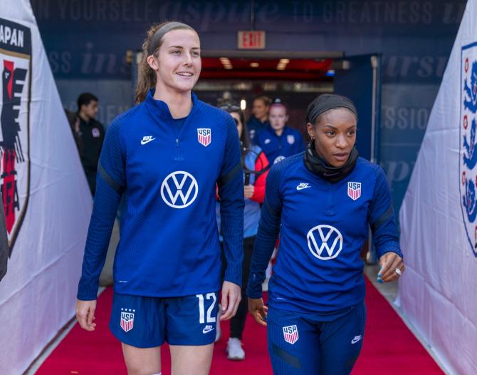Tierna Davidson and Crystal Dunn walk out to the pitch for the USWNT.