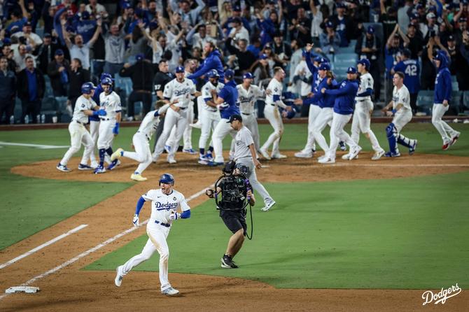Freddie Freeman rounds the bases after hitting a walk-off grand slam