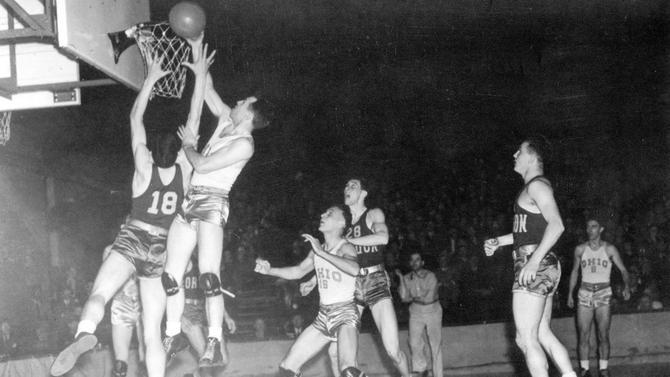 A black-and-white photo of the first NCAA men’s basketball national championship game between Oregon and Ohio State on March 27, 1939.