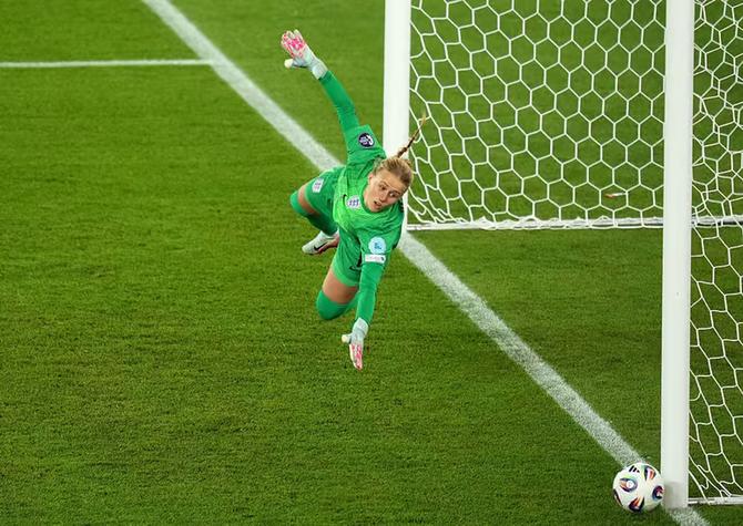 Hannah Hampton watches a ball hit the post during a penalty shootout.