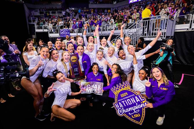 Last year’s champion LSU Tigers pose after winning the title