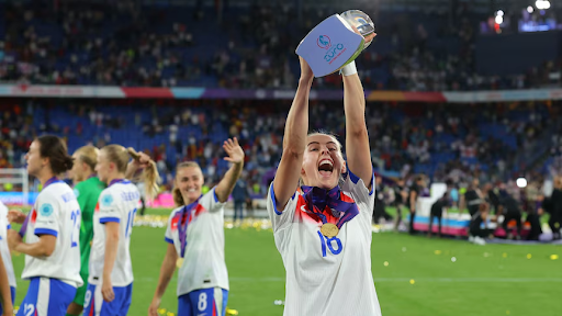 Chloe Kelly holds up the women’s Euro trophy.