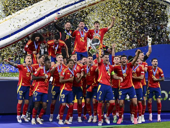 Spanish players raise the Euro 2024 trophy.