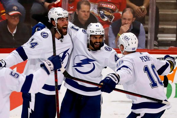 NHL playoffs: Bolts, Avs take Game 1