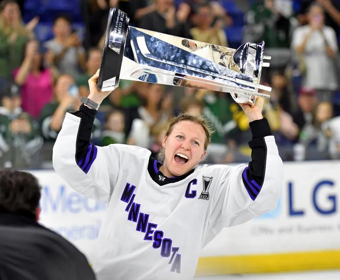 Kendall Coyne Schofield celebrates with the Walter Cup
