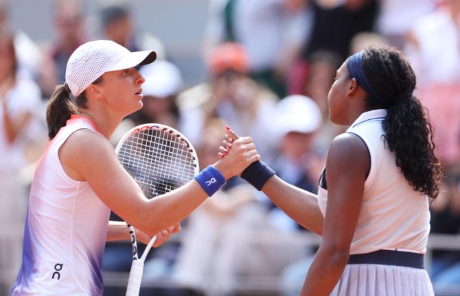 Iga Świątek of Poland shakes hands with Coco Gauff