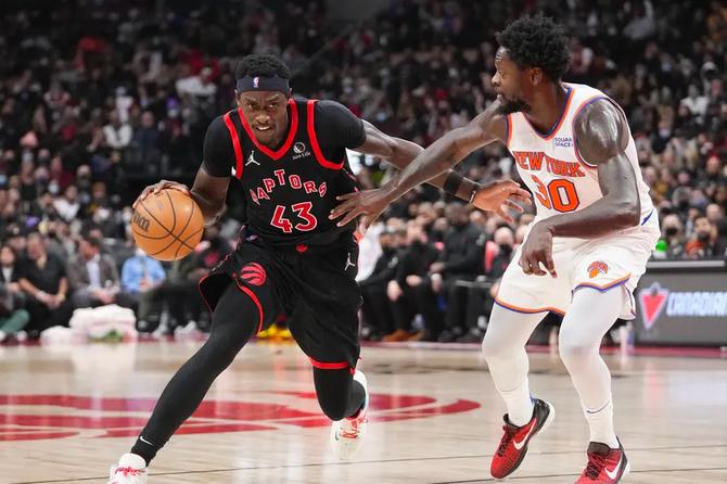 Toronto Raptor Pascal Siakam dribbling against NY Knick Julius Randle