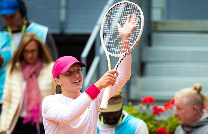 Iga Świątek claps to the crowd after winning her Madrid Open semifinal