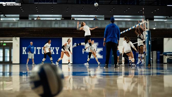 The Kentucky women’s volleyball team practices.