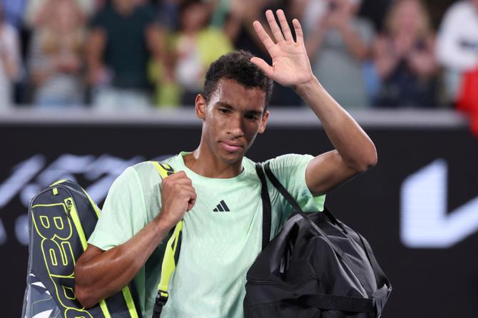 Félix Auger-Aliassime waving at the crowd