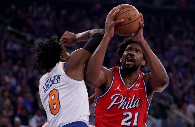 Philadelphia 76er Joel Embiid goes up for a layup against NY Knick OG Anunoby.
