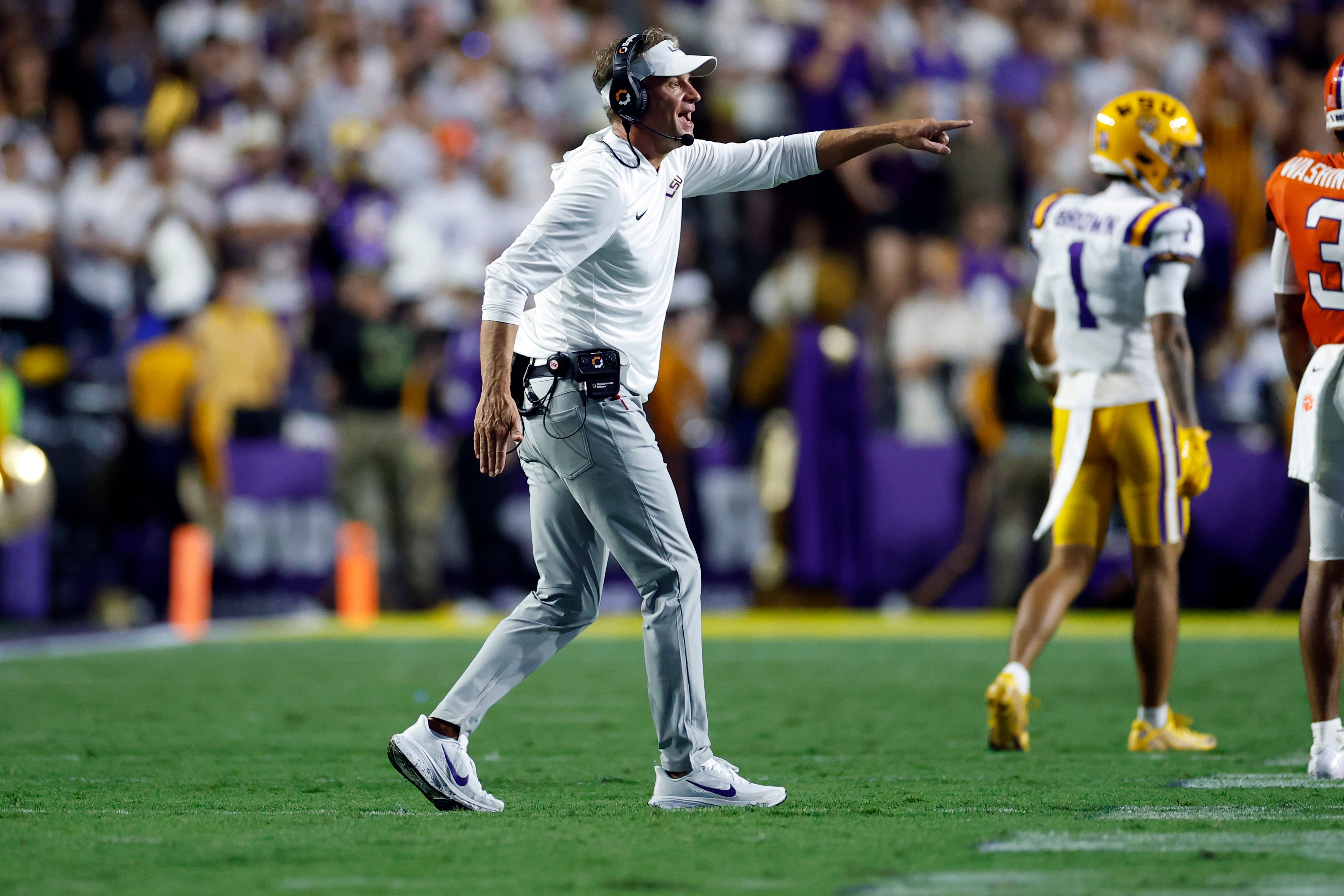 Top-10 college football matchup heightened by Lane Kiffin drama