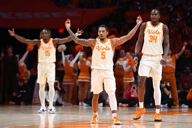 The No. 1 Tennessee Volunteers line up for a defensive possession.